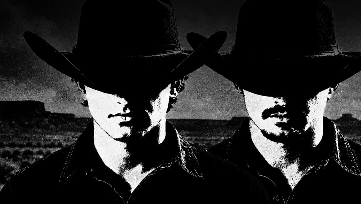 Dos jinetes con sombreros de ala ancha frente a la mesa del desierto, en blanco y negro