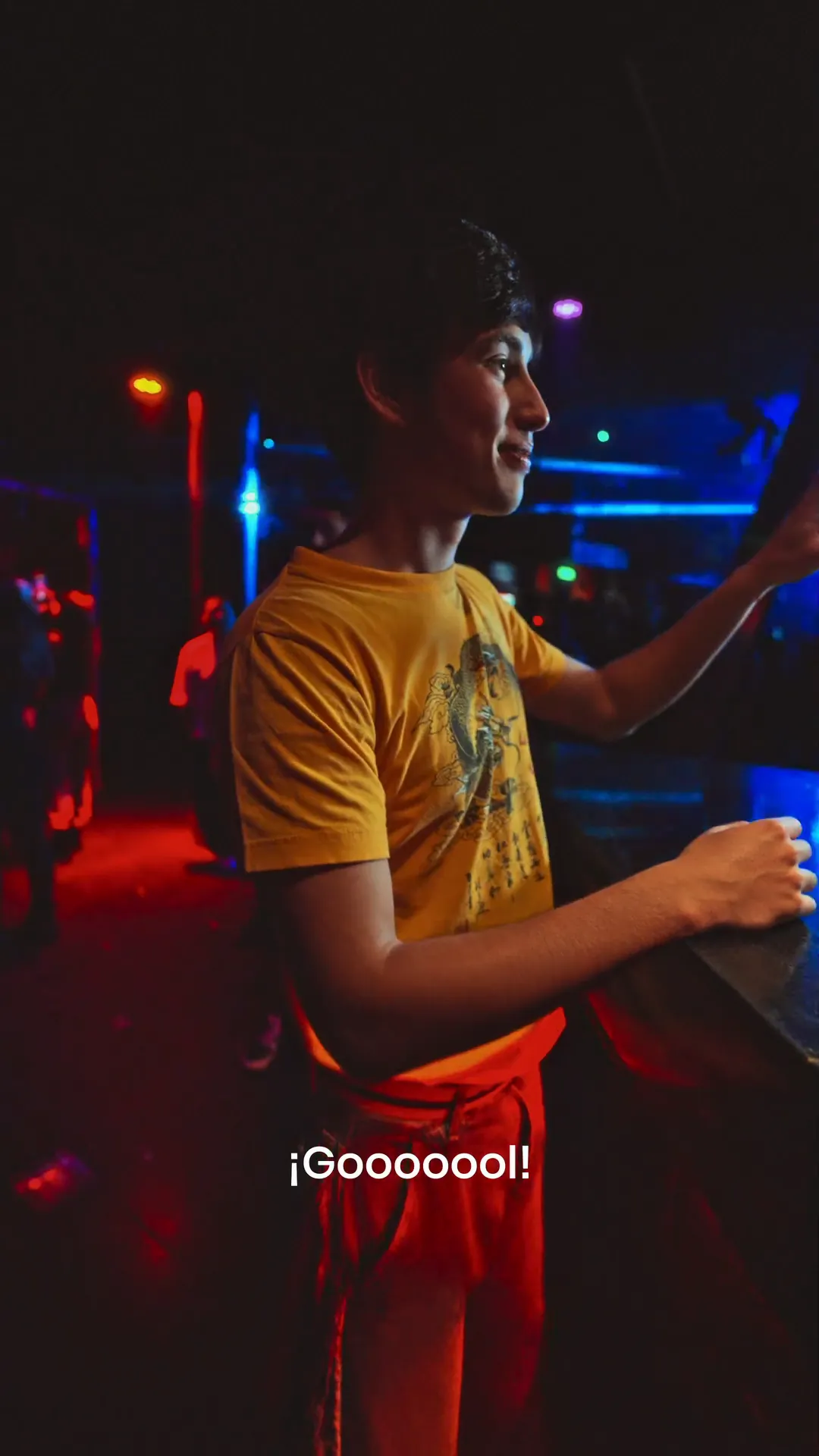 En la barra de Bresh, un chico festeja con el trago en la mano el relato del gol de Grosso.