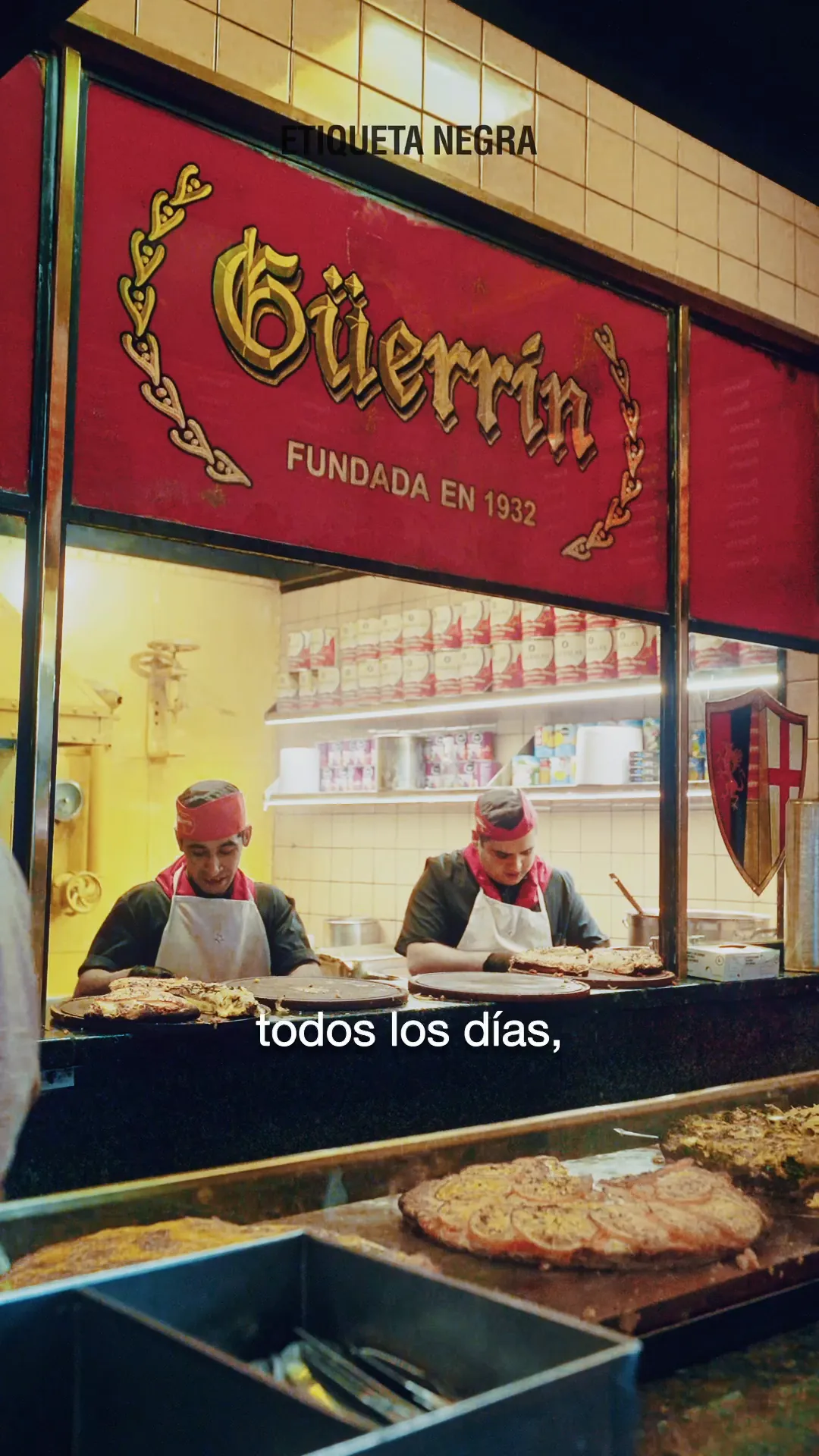 La historia de Güerrín, contada en su salón por un hombre de traje.