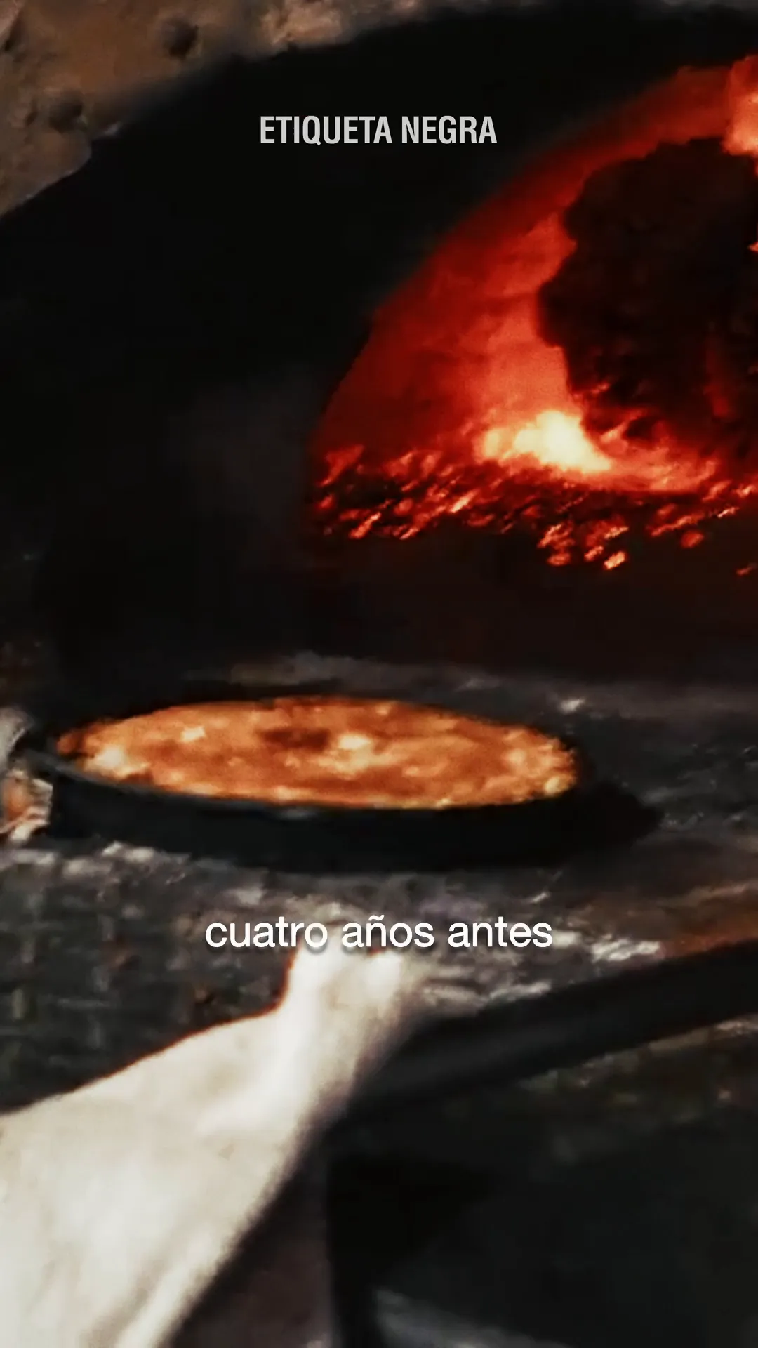 El horno 1 de Güerrín, con más de 90 años, y la muzzarella que sale de ahí.