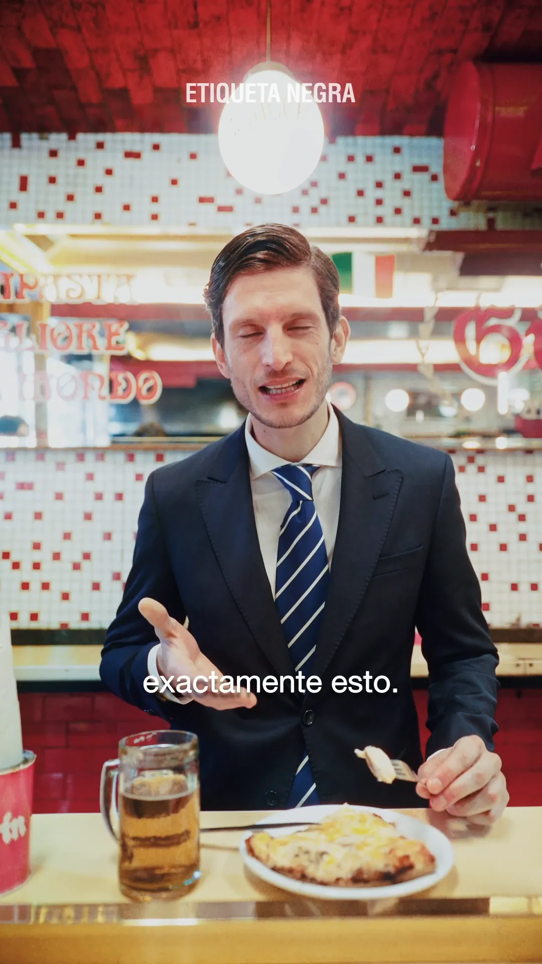Un hombre de traje come en Güerrín: los clásicos no pasan de moda.