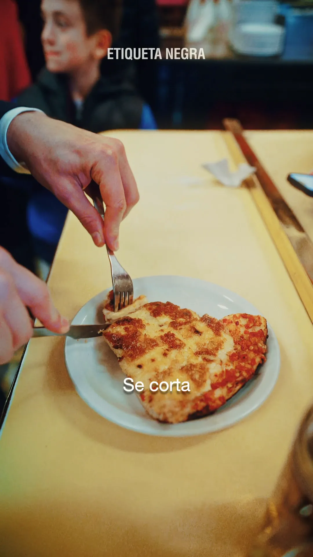 Cómo se come una pizza al molde en Güerrín, con protocolo.