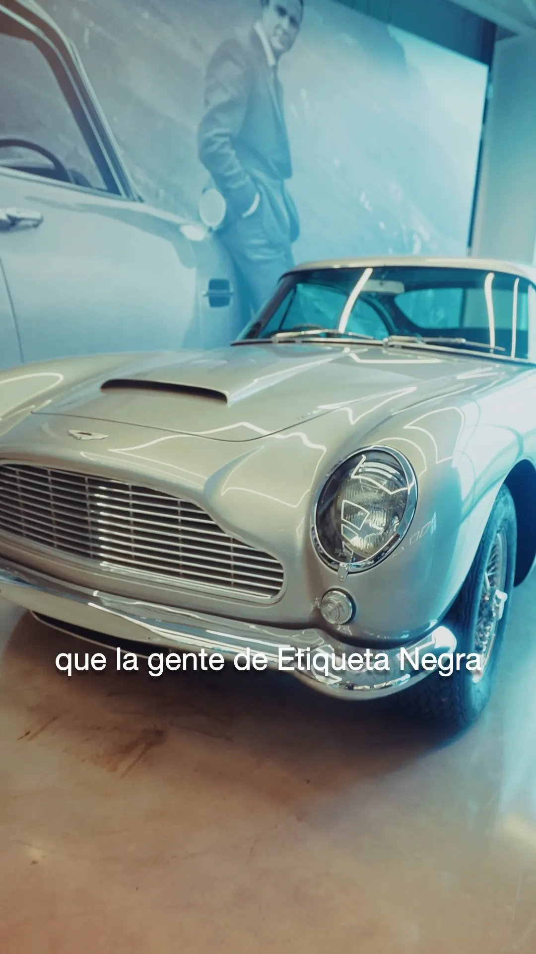 Un Aston Martin DB5, el auto de Sean Connery como James Bond, mostrado detalle por detalle.