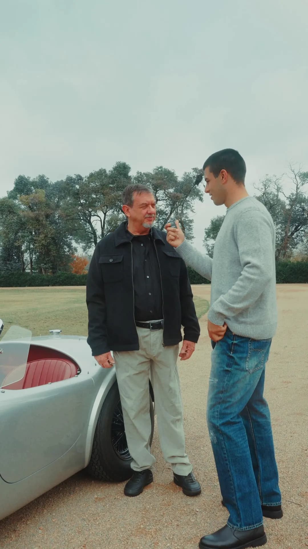 Un chico se acerca a Omar a decirle que le encanta su auto, y Omar le cuenta las horas de ajuste que hay detrás de un clásico.