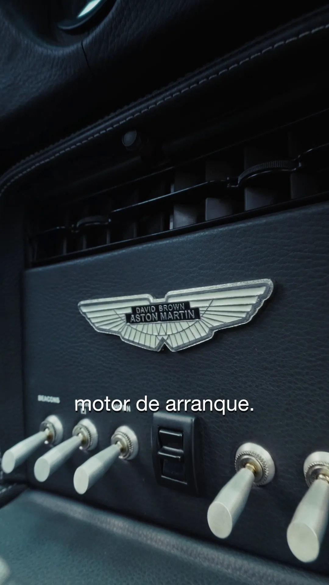 Omar explica cómo arranca el motor de un Aston Martin clásico: la nafta, la válvula y la chispa.