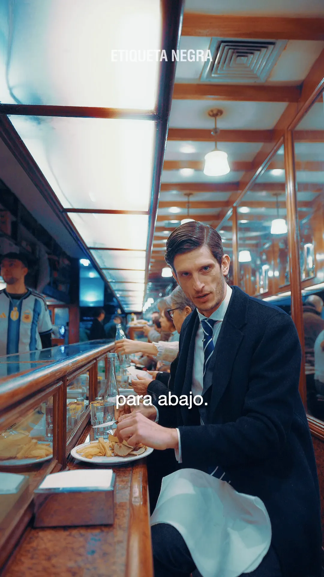 Cómo se come un sándwich en la barra de Paulin, con protocolo.