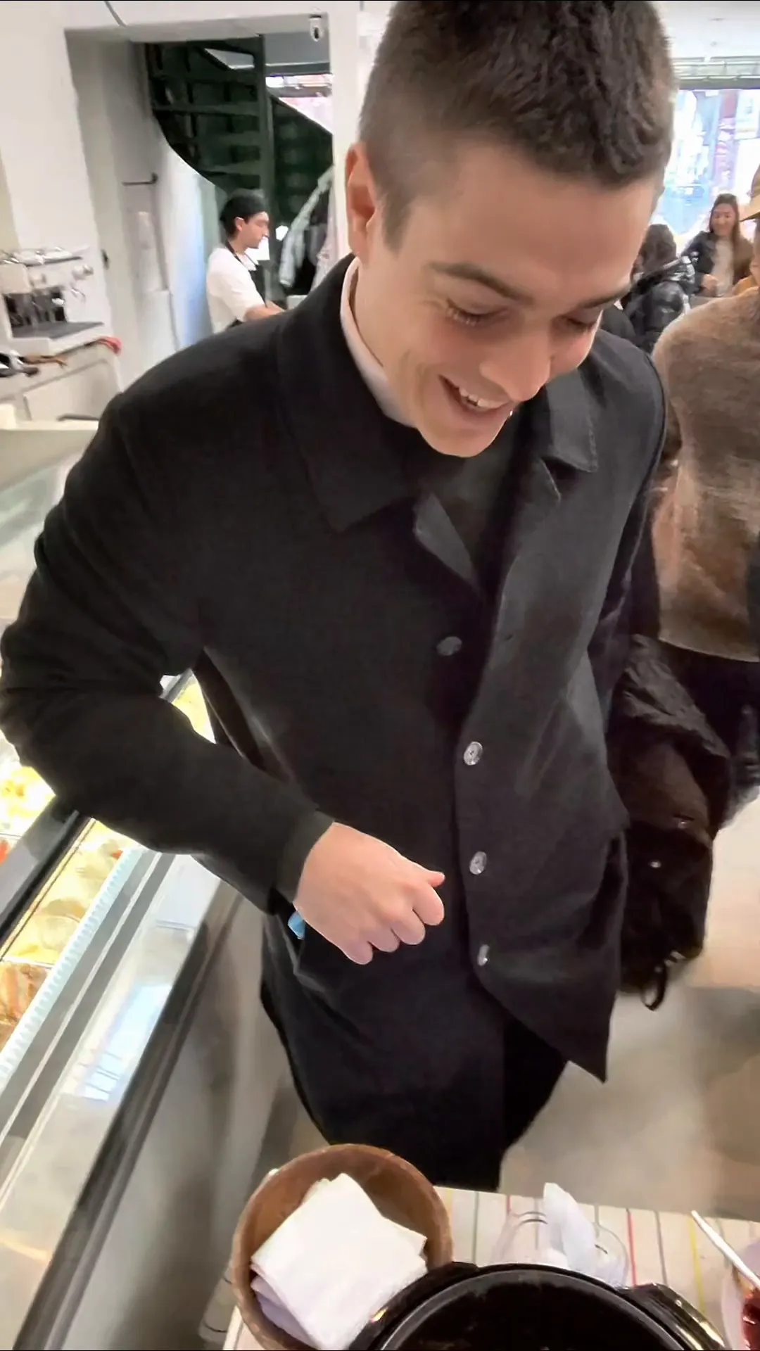 Beltrán sirve guisos a la fila de gente en Kuono.