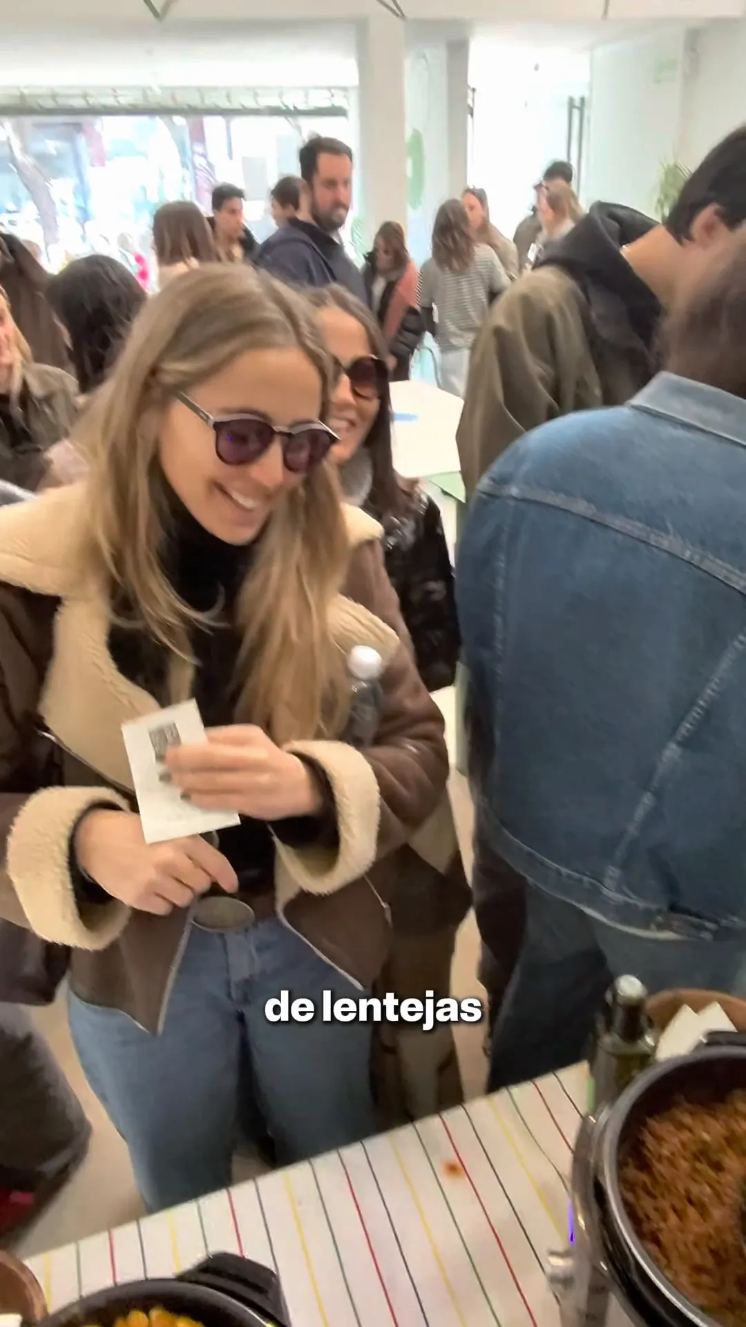 Santi sirve guisos y los ofrece a probar dentro de Kuono.