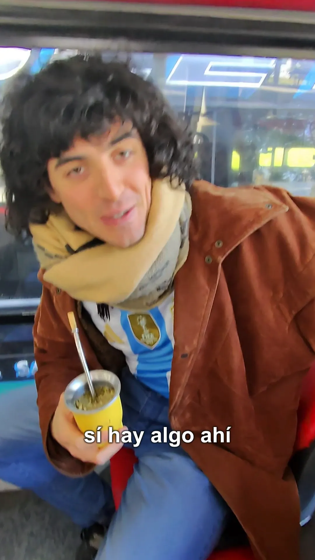 En un colectivo, un hincha le ofrece mate a los pasajeros y regala un paquete de Mañanita.
