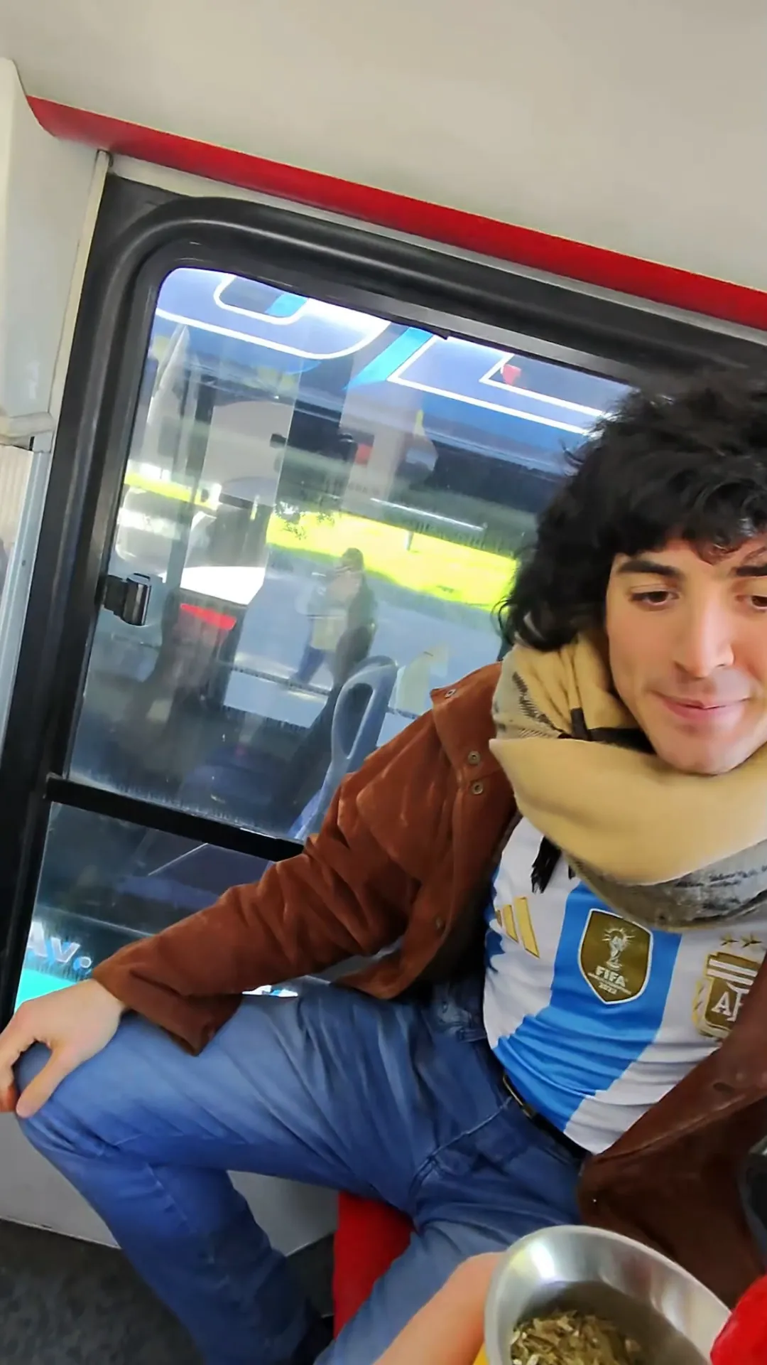 La versión larga del colectivo: un hincha convida mate, pregunta quién participó de una promo para ir a la copa y no ganó, y le regala un paquete de Mañanita.