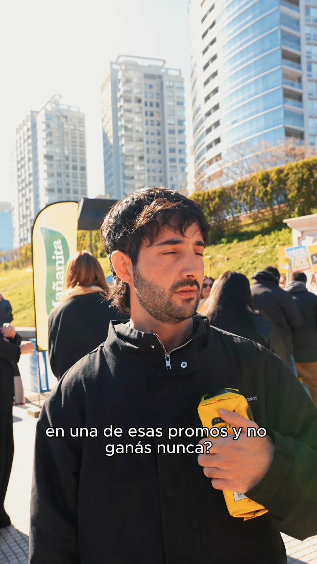 Entrevista en la calle a un hombre que participó de una promo para ir a la copa.
