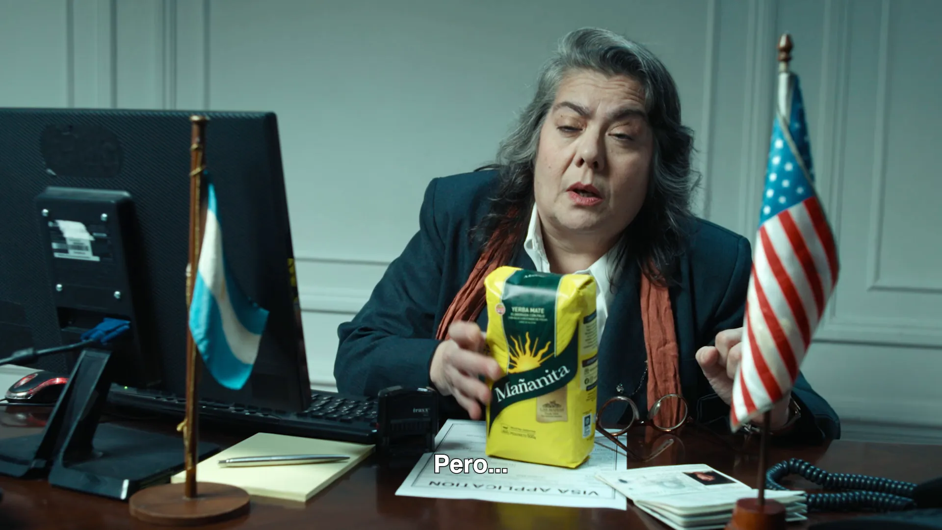 Film de Mañanita: una oficina con banderas, un paquete de yerba y, en casa, el primer mate.