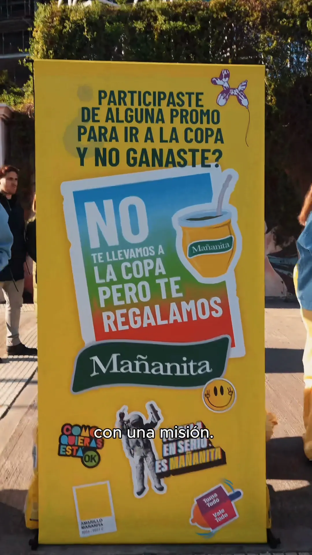 Resumen de la activación en la calle: el cartel de la promo y la gente llevándose su yerba.