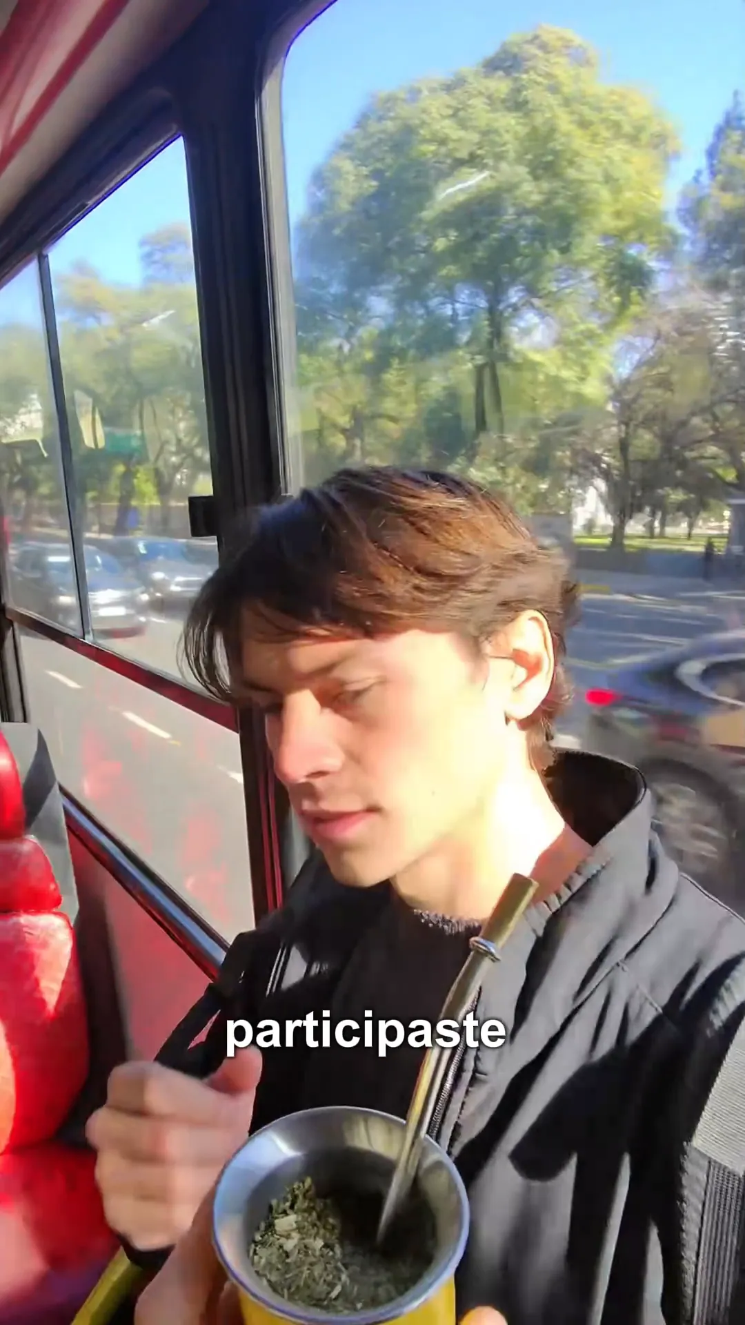 En el colectivo, un hincha comparte mate con los pasajeros.