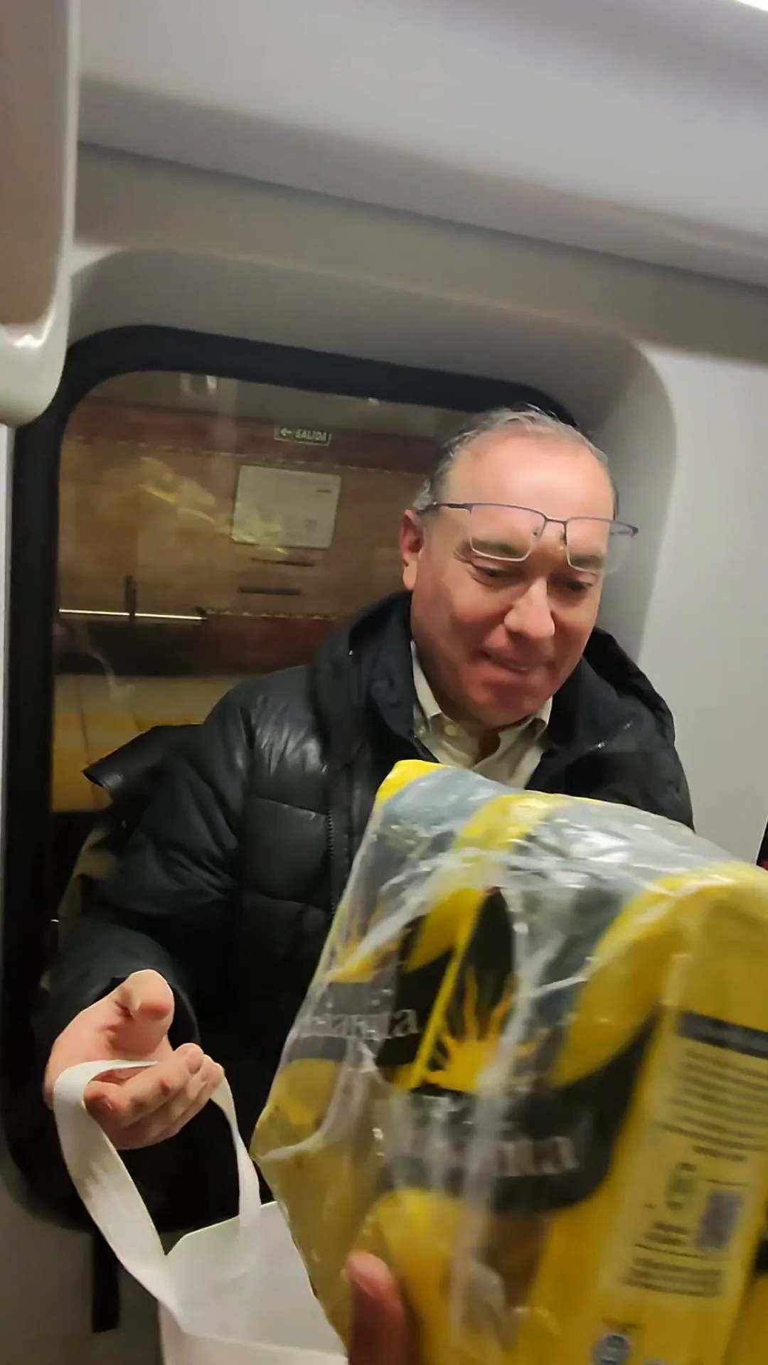 Paquetes de Mañanita repartidos en el subte a monotributistas.