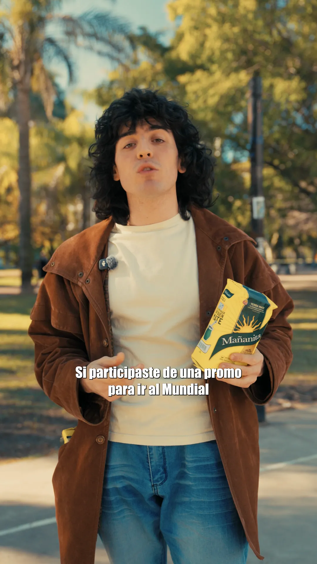 Pieza para redes: un hincha en una plaza con un paquete de Mañanita, primero en blanco y negro y después a color.
