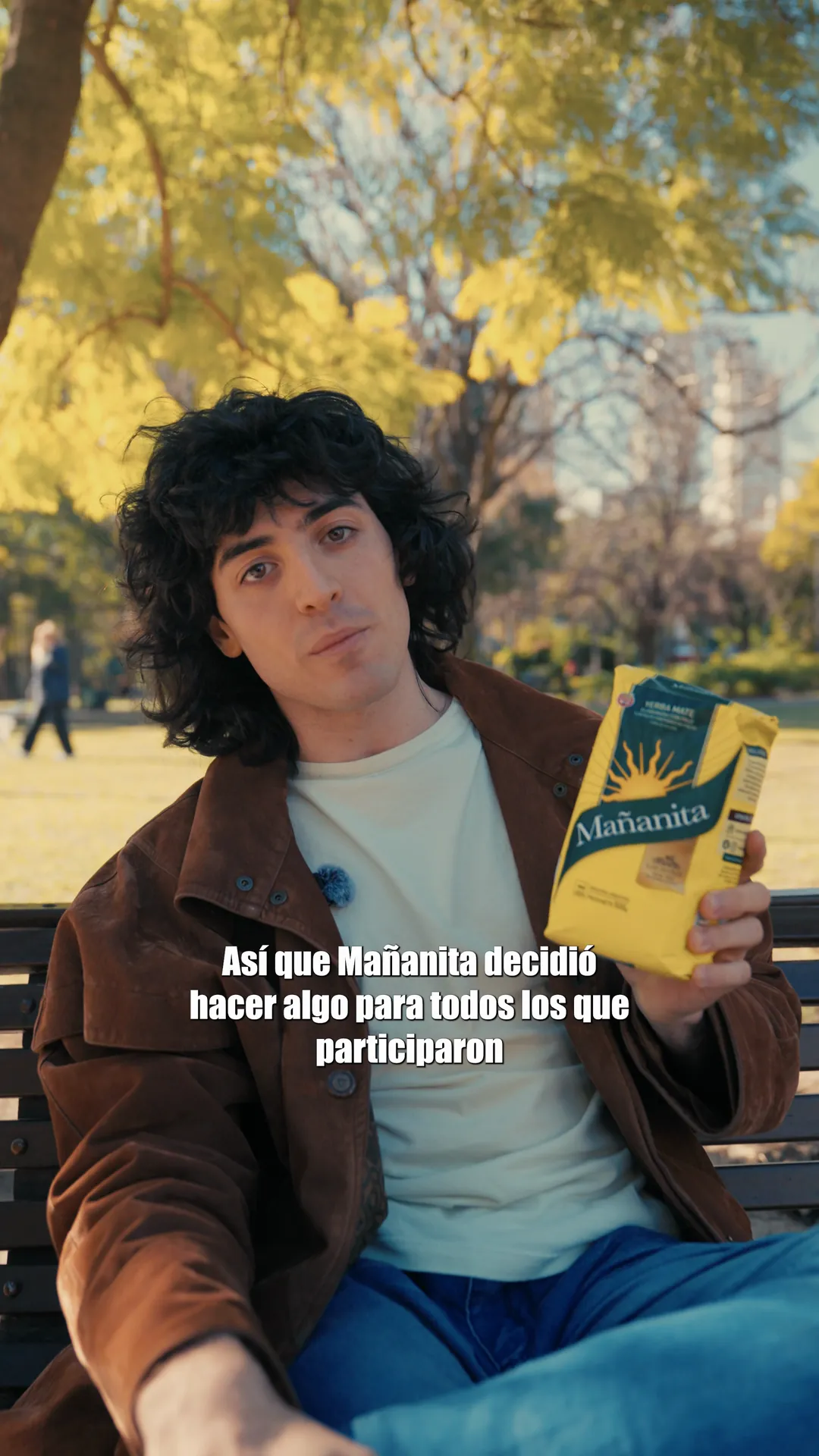 Pieza para redes: en un banco de plaza, el hincha cuenta que él también estuvo en la publicidad de la cerveza y no ganó, y avisa que Mañanita le regala un paquete a todos los que participaron.