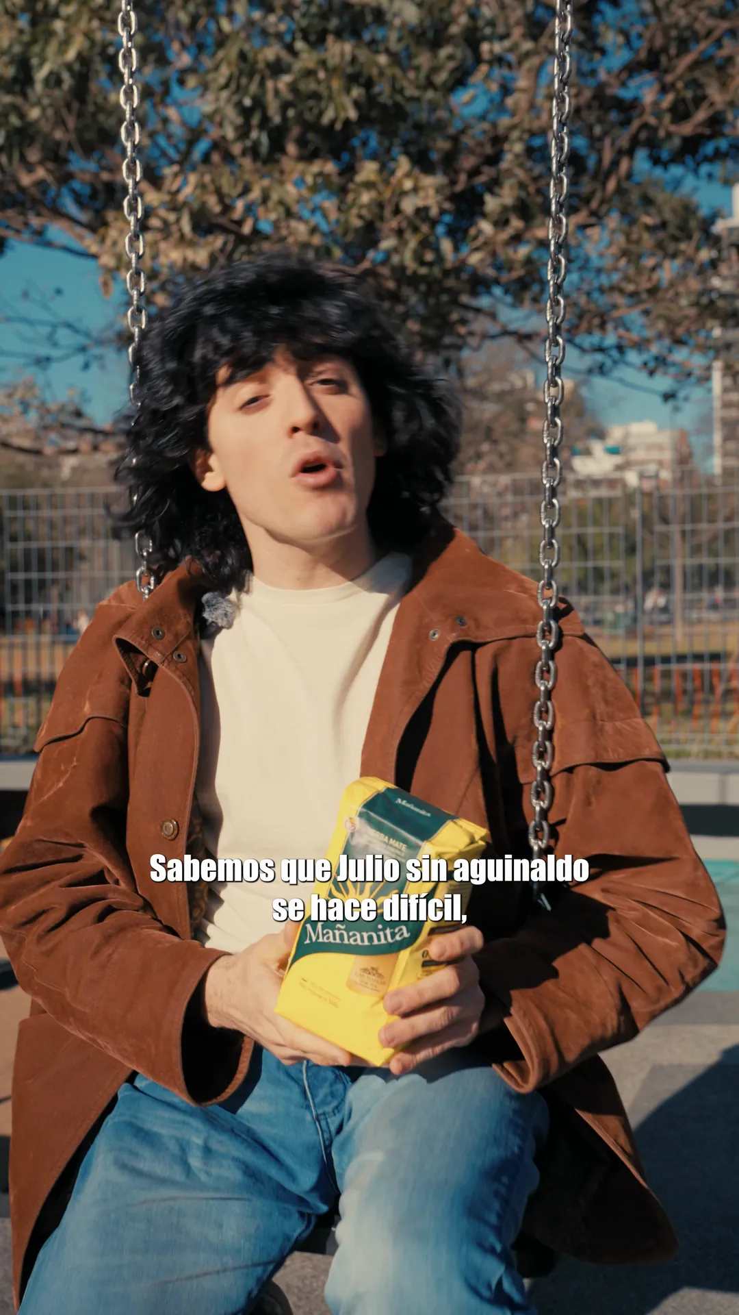 Pieza para redes: un hincha sentado al sol, con un paquete de Mañanita, cuenta la promo para monotributistas.