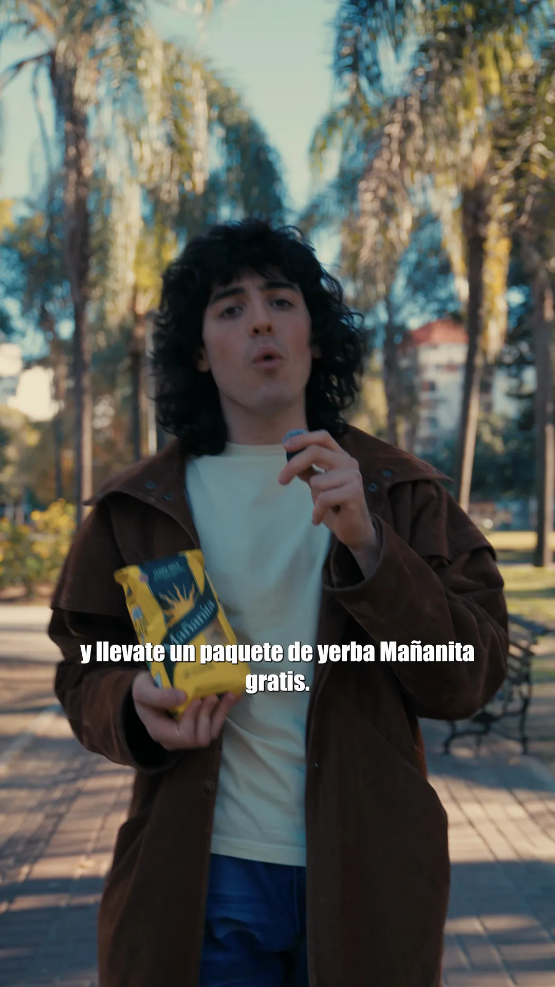 Pieza para redes: caminando por una plaza, el hincha enumera las promos para ir a la copa (la chapita de cerveza, el banco, el detergente, la gaseosa) y avisa que Mañanita le regala un paquete a quien no ganó.