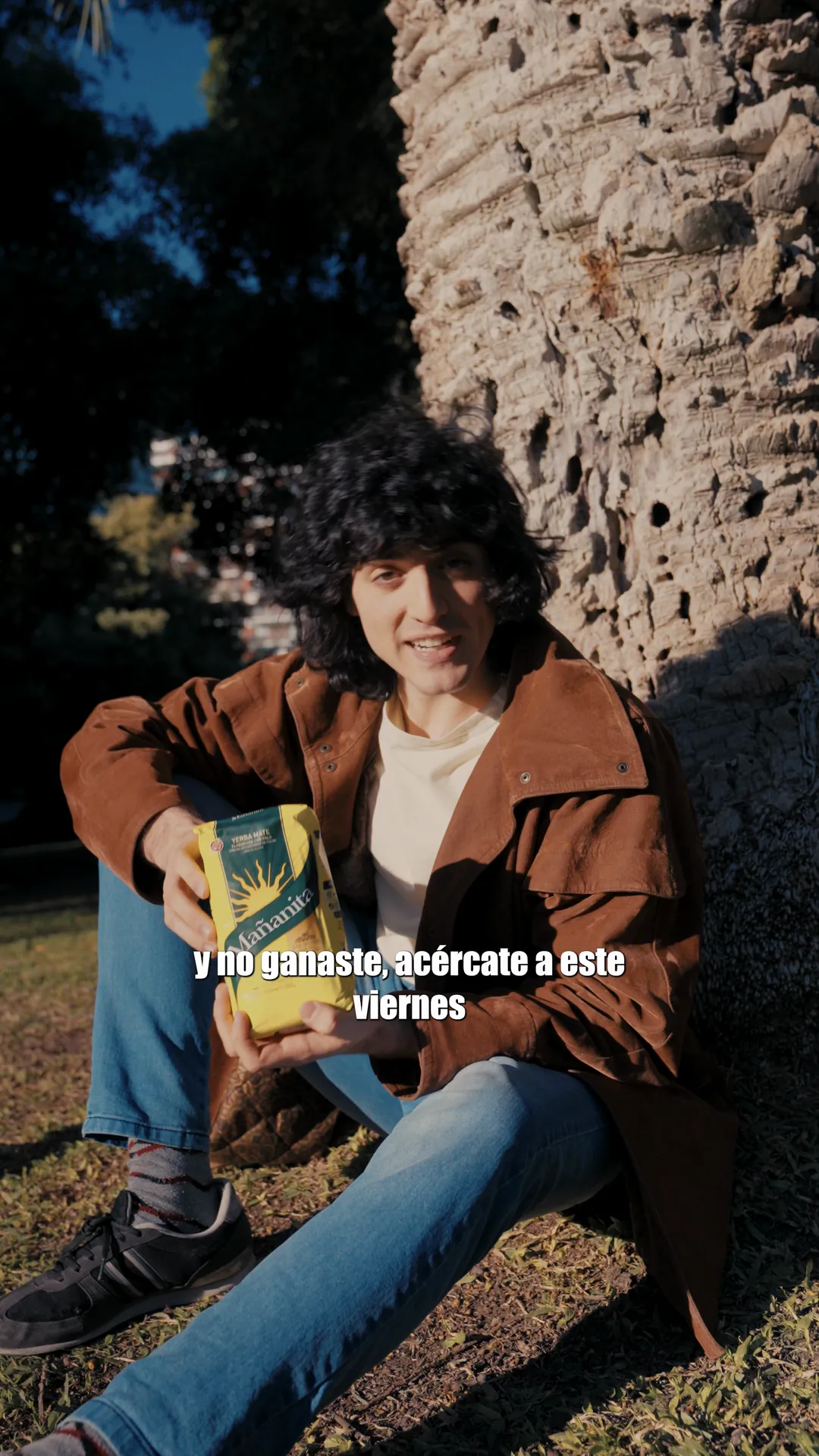 Pieza para redes: apoyado en un árbol, el hincha le dice a quien participó de una promo para ir a la copa y no ganó que esta de Mañanita ya la ganó.