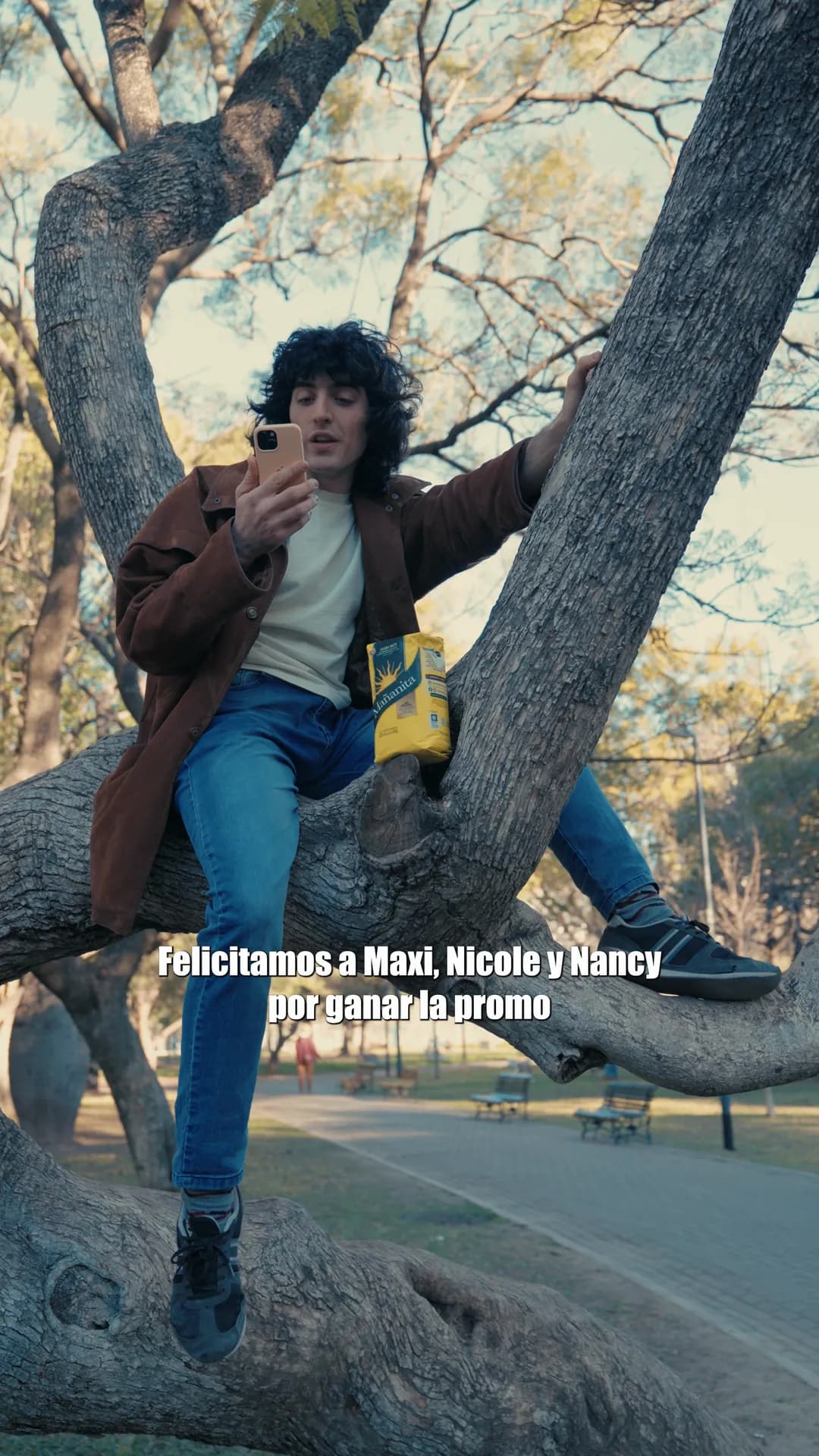 Pieza para redes: sentado en un árbol, el hincha felicita a los ganadores de la promo para no ir a la copa y llevarse un año de yerba Mañanita gratis.