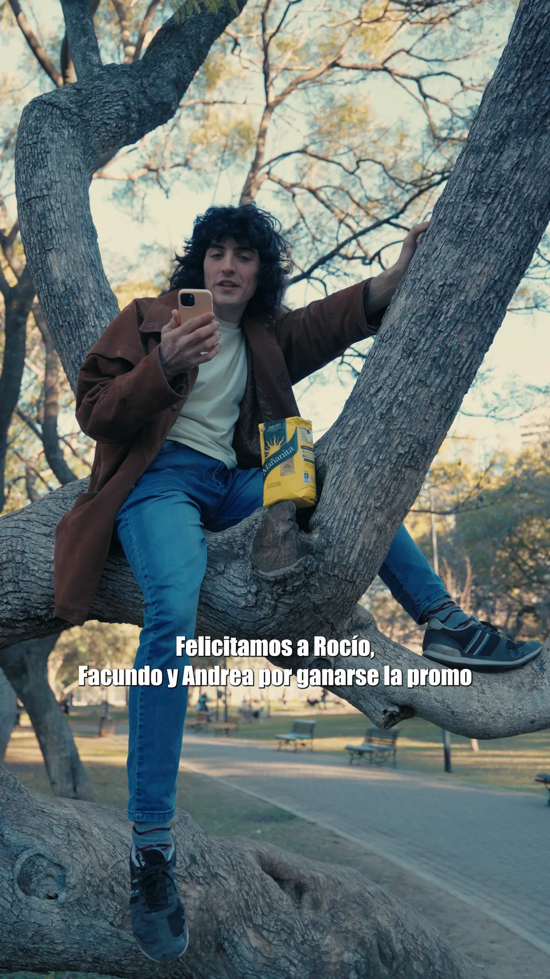 Pieza para redes: desde el mismo árbol, el hincha anuncia otra tanda de ganadores de la promo para no ir a la copa.