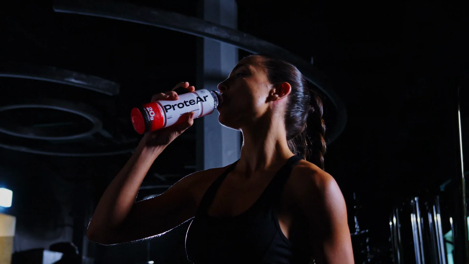 Film de ProteAr en un gimnasio: entrenar ya es un esfuerzo.